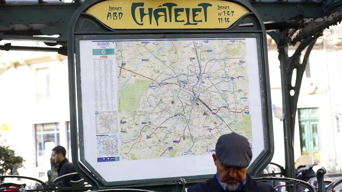 Vista de una de las entradas a la estación de metro Châtelet, en París.