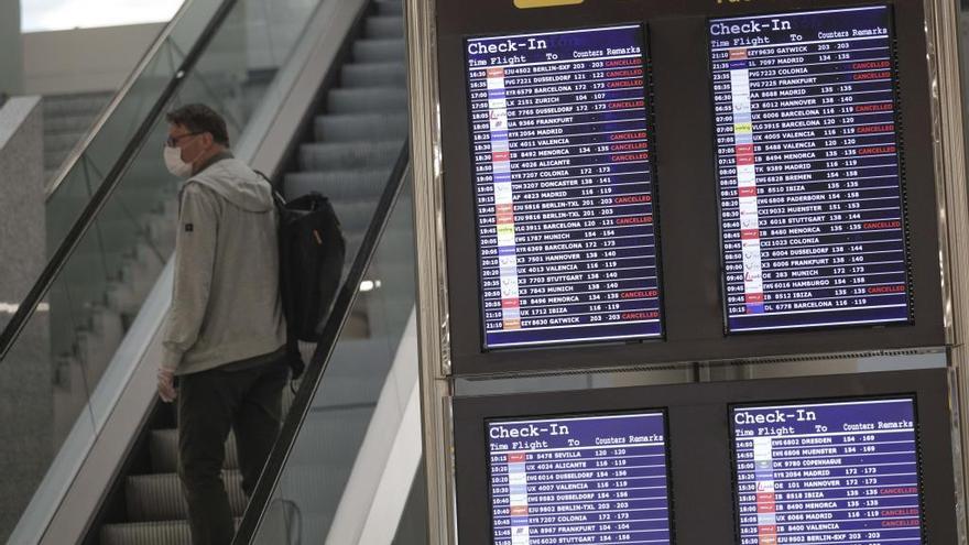 Las miles de cancelaciones han provocado que las aerolÃ­neas tenga que devolver el importe de los billetes, lo que estÃ¡n evitando.