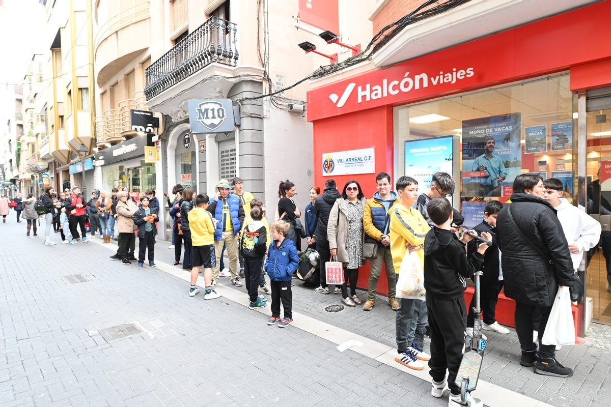 Galería | Baño de masas de Nicolas Pepe y Renato Veiga en Vila-real