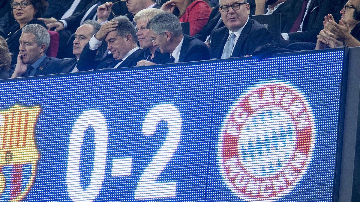 El presidente Joan Laporta en el palco intuyendo un mal resultado ante el Bayern tras encajar los azulgrana el segundo gol.