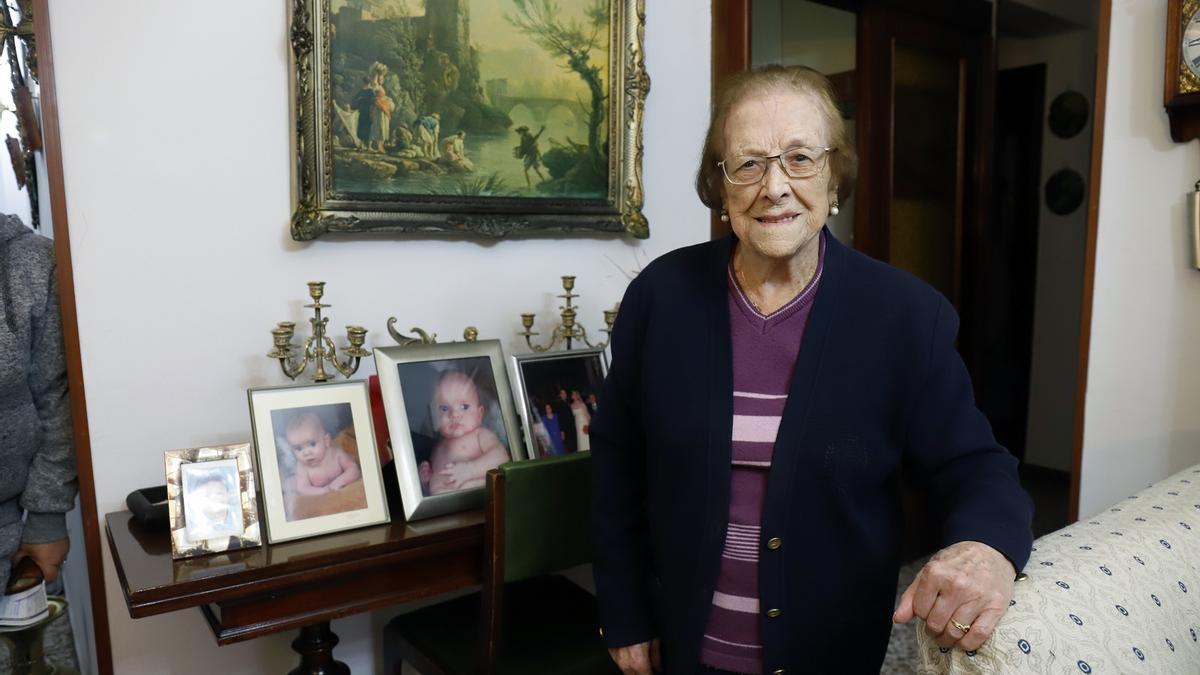 Antonia Ramírez, en un rincón de la casa de su hermano, en la barriada de Santa Rosa.