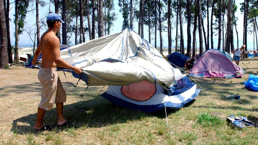 Un usuario del camping de Cíes monta su tienda // FDV