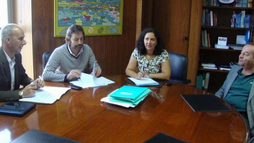 Los alcaldes de Curtis (izq.), Vilasantar y Sobrado (dcha.), ayer, en la reunión con la delegada provincial. / l.o.