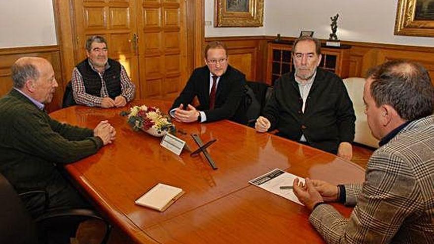 Los responsables de Leche Gaza, junto a Francisco José Requejo, durante la reunión en la Diputación.