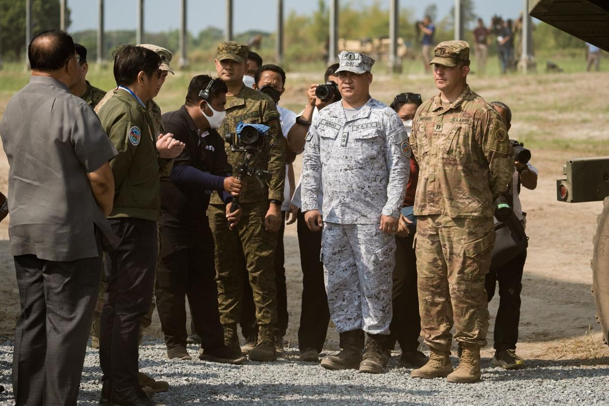 El presidente Marcos Jr. supervisa los ejercicios militares Filipinas-EEUU