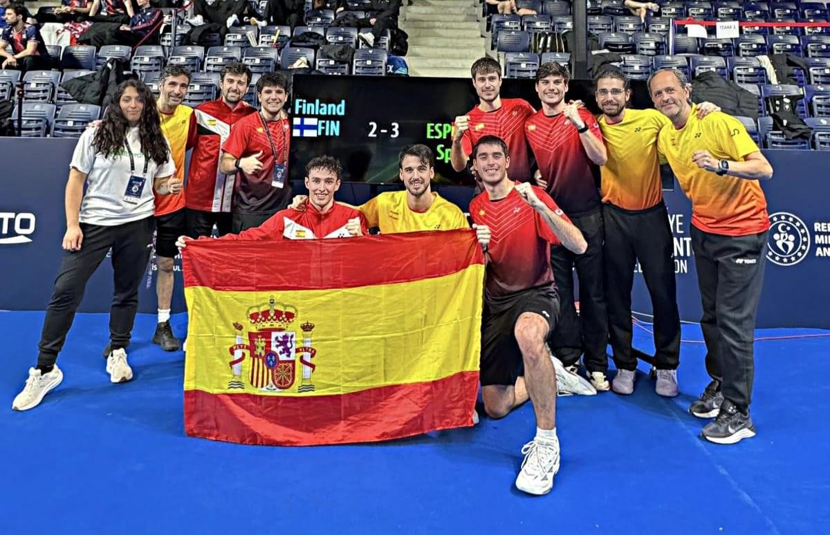 Celebración española con Jacobo Fernández (primero por la izquierda sosteniendo la bandera).