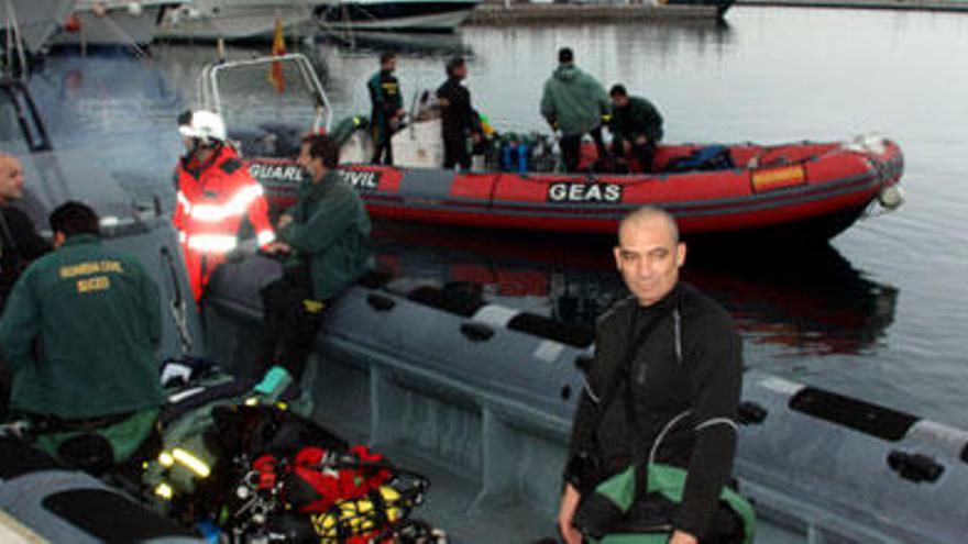 Els equips de rescat sortint aquest dissabte al matí del port de Roses