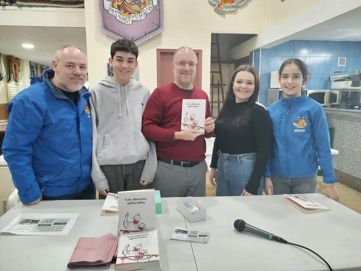 Gerard Ferrando, en la presentación de su novela en el casal de una falla de València.