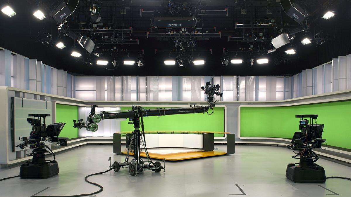 Tv y Mas; De tele, fútbol y política