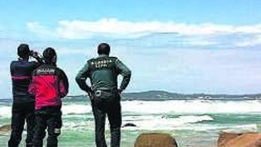 Rescatan a dos jóvenes surfistas a la deriva en la playa de A Lanzada