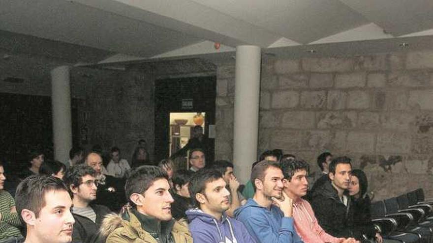 Rubén Bartolomé, junto a varios jugadores, ayer en La Alhóndiga.