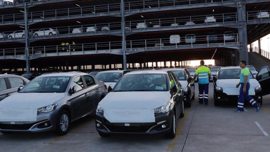 Sedanes de PSA-Vigo a la espera de embarque en Bouzas.