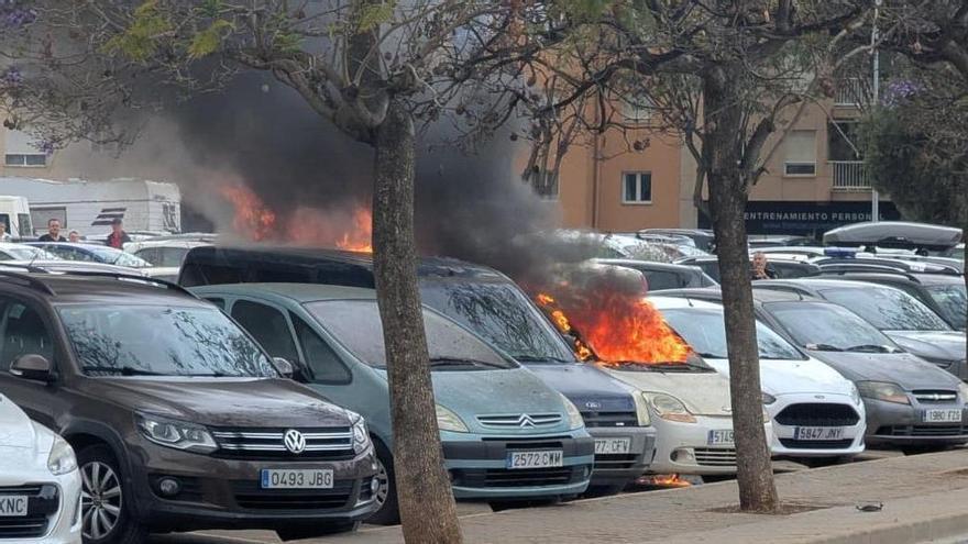 Las llamas, de coche en coche: se prende fuego un vehículo y el incendio salta y daña a otros tres en Dénia