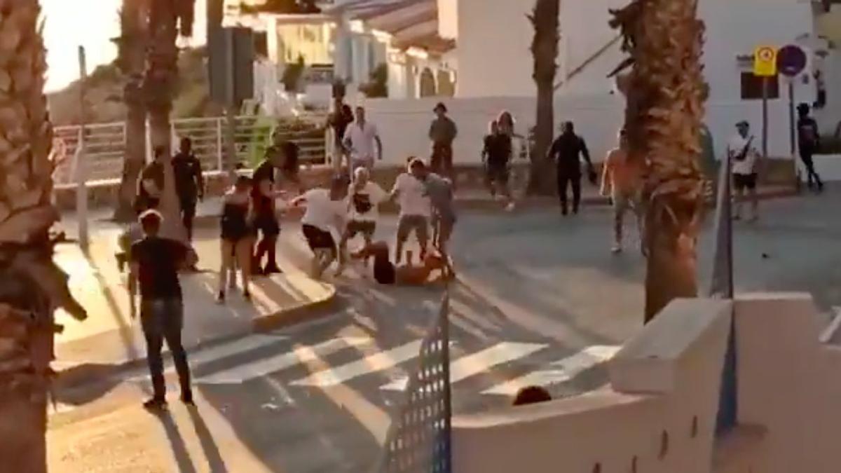 Un hombre le da una patada a otro en las afueras de una discoteca en Calpe