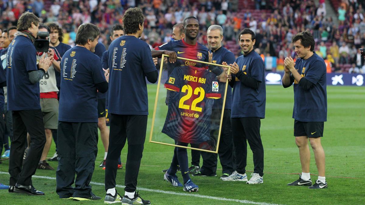 Abidal se despidió de la afición sobre el césped del Camp Nou