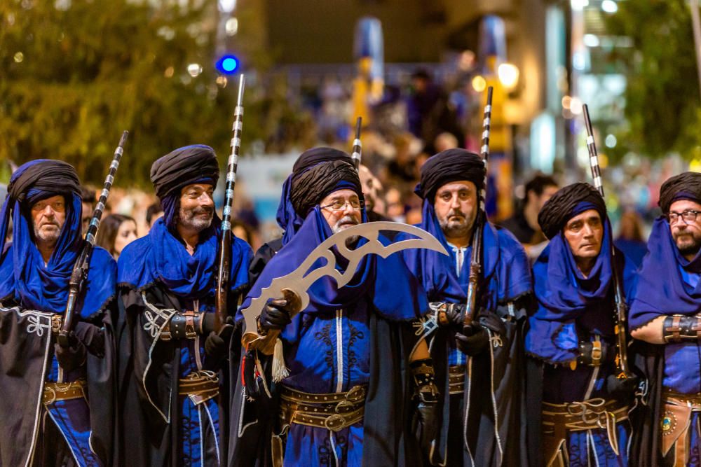 Los Moros y Cristianos hacen suyas las calles de Benidorm.