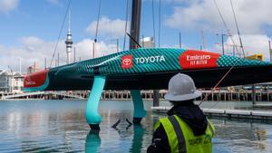 El nuevo AC75 del equipo neozelandés defensor del título de la Copa América de vela, Emirates Team New Zealand, se pone en el agua por primera vez en Auckland.