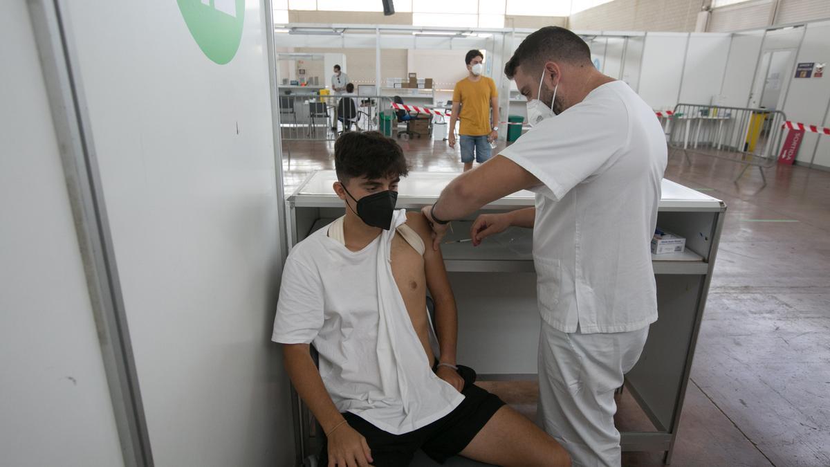 Vacunación en el Recinto Ferial de Ibiza.