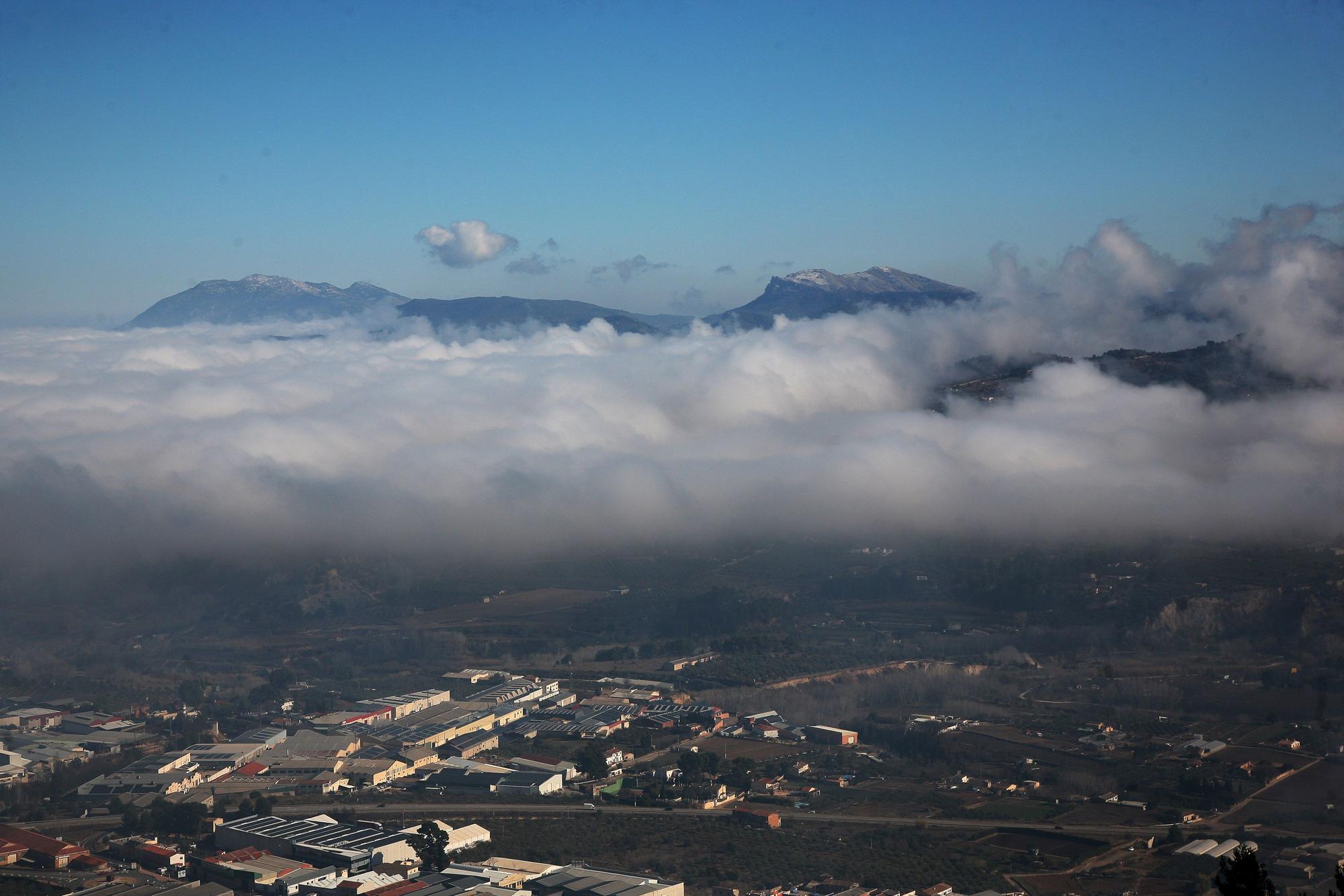 La niebla cubre algunas zonas de Alcoy y el Comtat