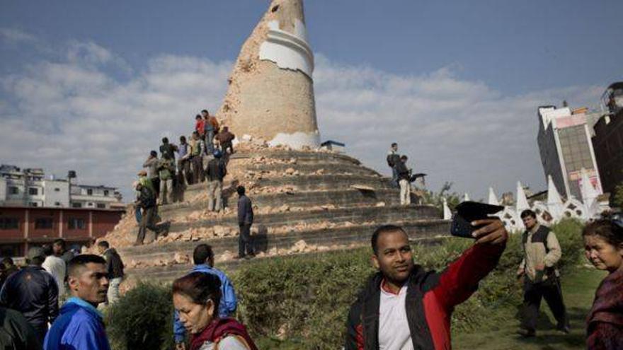 Selfis en medio de la tragedia de Nepal