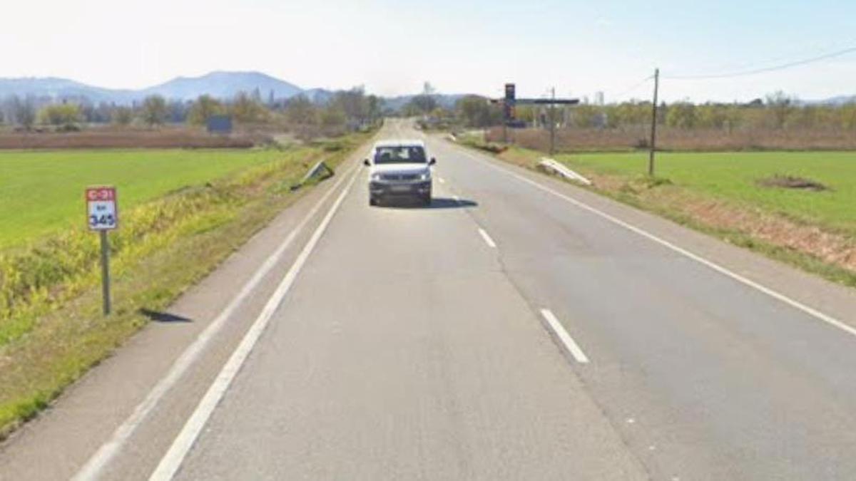 Un ferit greu en un xoc entre dos turismes i un tractor a Gualta