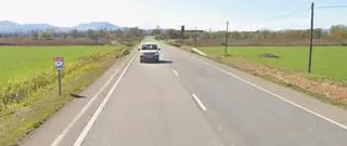 Un ferit greu en un xoc entre dos turismes i un tractor a Gualta