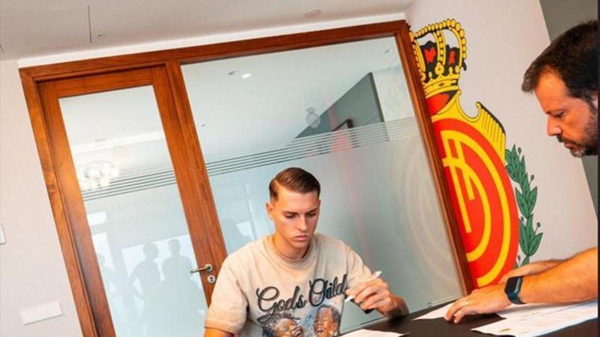 Sala firma su contrato junto a Ortells.