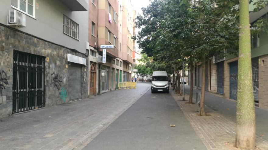 Detalle de la calle Fernández Navarro, vía peatonal que se prolonga desde la plaza del Mercado hasta la avenida Tres de Mayo.