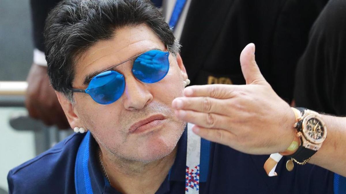 Diego Armando Maradona en el estadio del Kazán, durante el Francia-Argentina de octavos