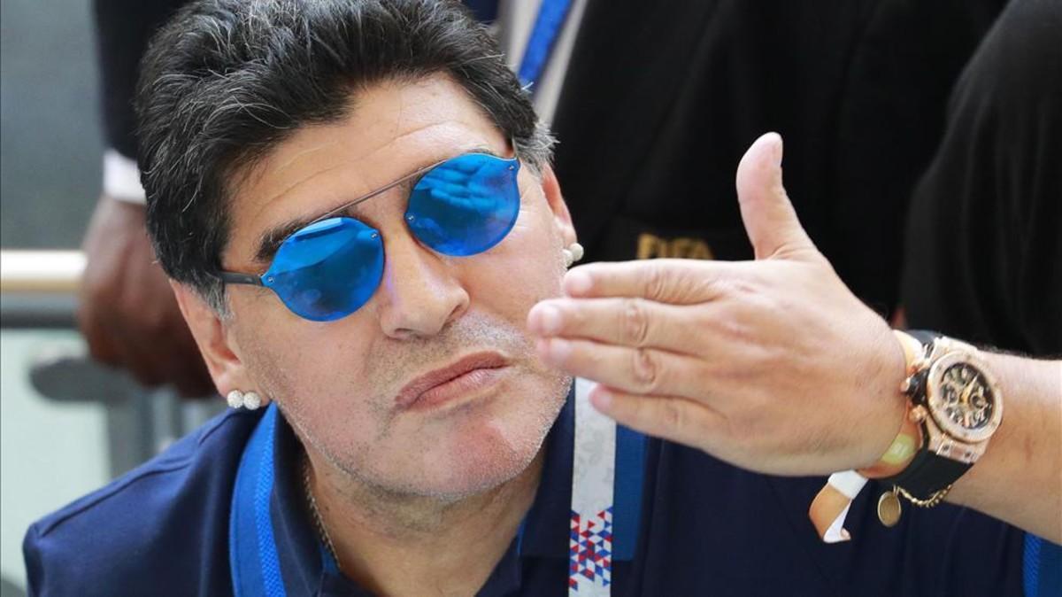 Diego Armando Maradona en el estadio del Kazán, durante el Francia-Argentina de octavos