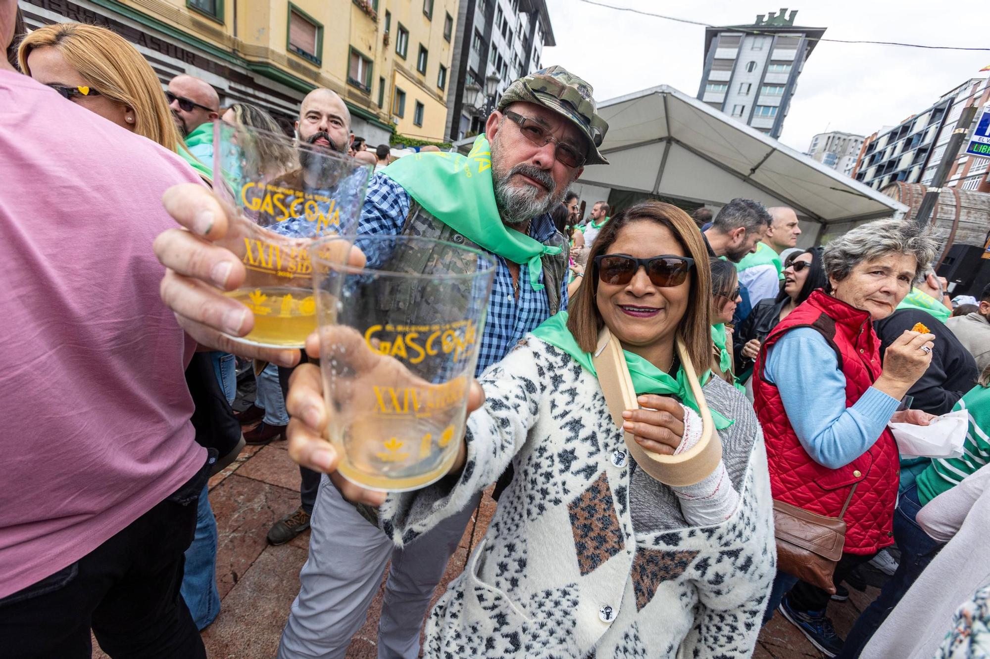 EN IMÁGENES: El buen tiempo y el oviedismo maridan una preba de la sidra multitudinaria en Gascona