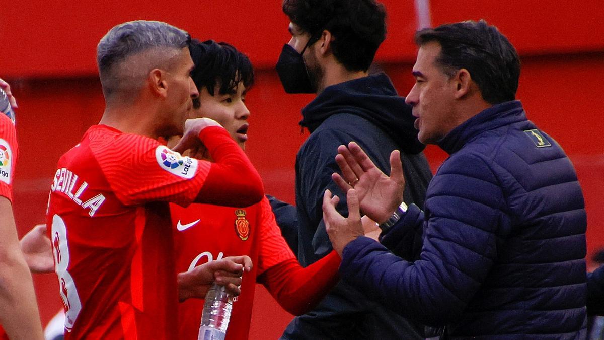 Luis García dialoga con Salva Sevilla, durante el partido frente al Cádiz.