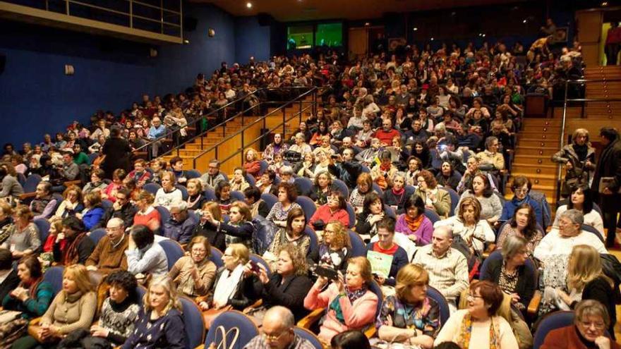 El Nuevo Teatro de La Felguera, abarrotado de lectores de Llamazares.