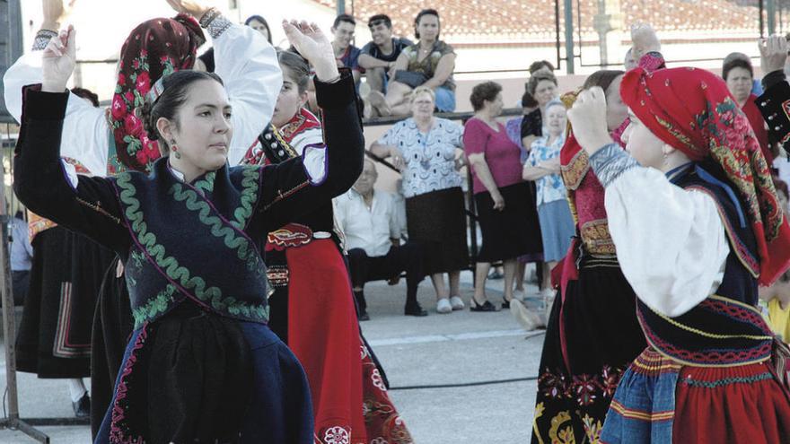 Actuación de bailes folclóricos en las fiestas de Muelas del Pan.