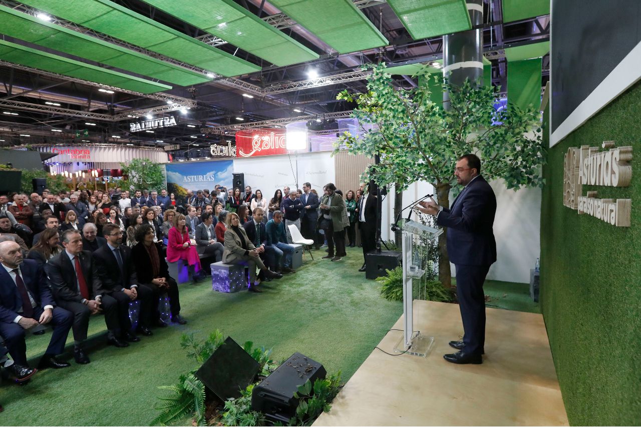 EN IMÁGENES: Así fue la visita de Adrián Barbón al estand de Asturias en Fitur