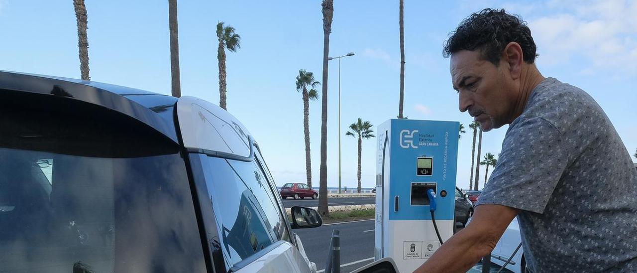 Coche eléctrico en el punto de recarga de la Avenida Marítima.