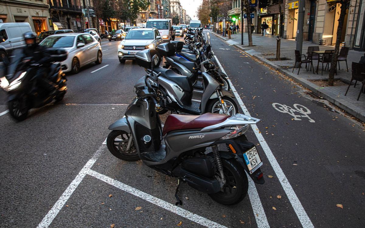 Motos aparcadas en calzada, en la calle Aragó de Barcelona