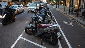 Motos aparcadas en calzada, en la calle Aragó de Barcelona