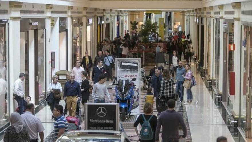 Imagen del interior de uno de los centros comerciales con derecho provisional a abrir los festivos.