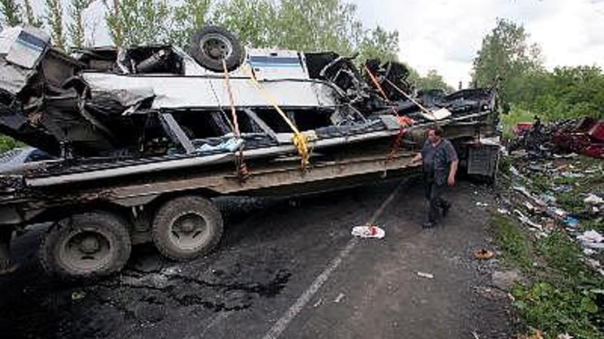 Un hombre inspecciona un autobús siniestrado a 58 kilómetros de la ciudad de San Petersburgo, Rusia.Un total de 9 personas han fallecido y 16 han resultado heridas en un accidente en la autopista que une Moscú y San Petersburgo. Las causas del accidente aún no se conocen.