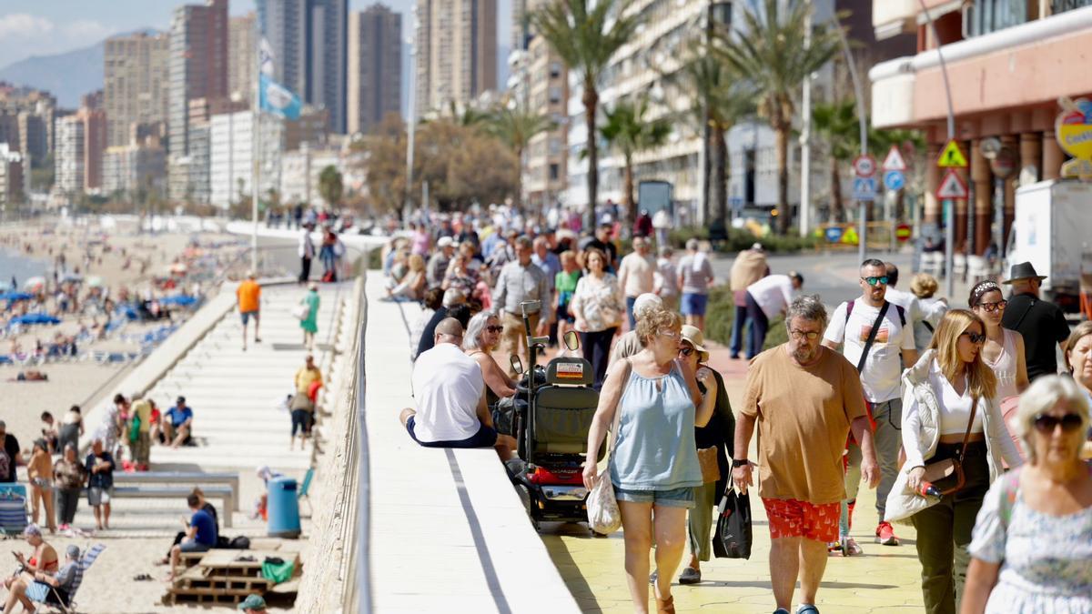 La playa de Poniente de Benidorm este lunes.