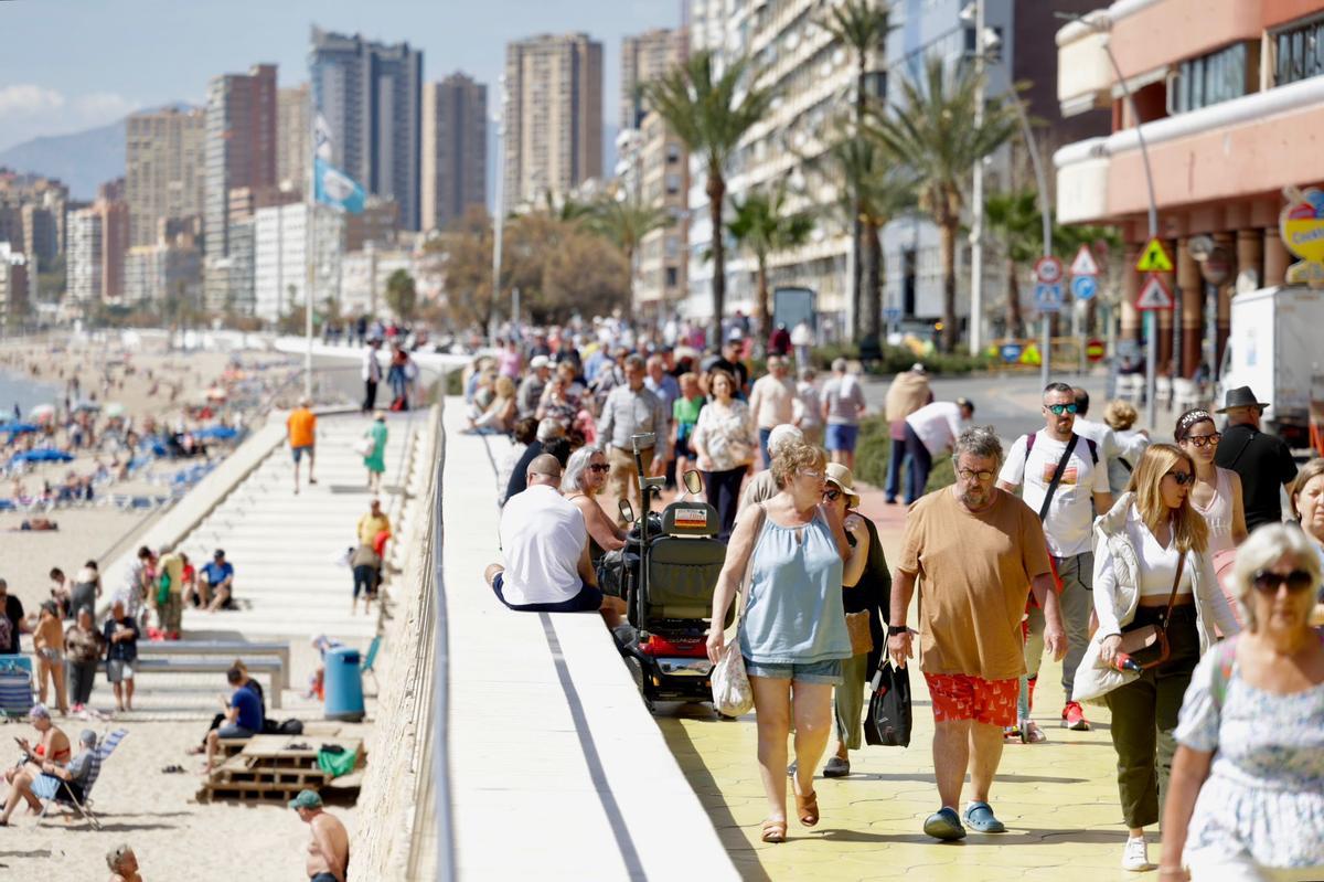 La playa de Poniente de Benidorm este lunes.