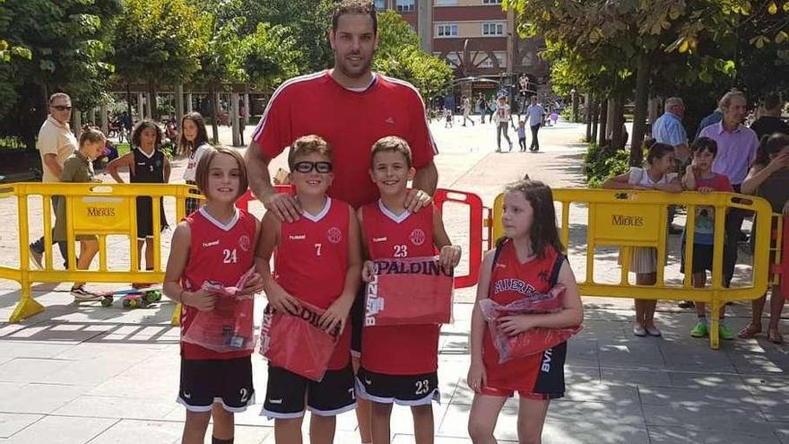 El baloncesto mierense encesta contra el cáncer