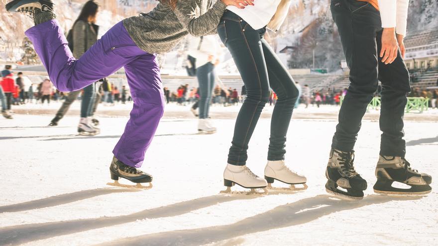 Los niños adoran patinar sobre hielo.