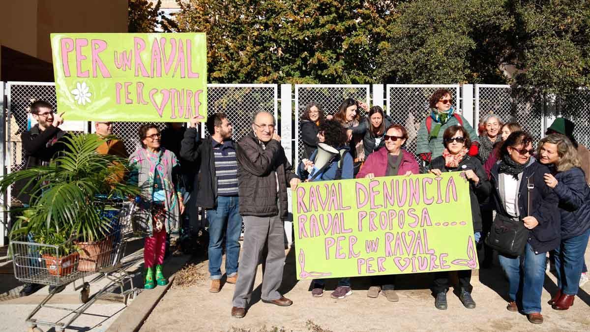 Protesta de vecinos del Raval, en Barcelona, para pedir más espacios verdes para el barrio