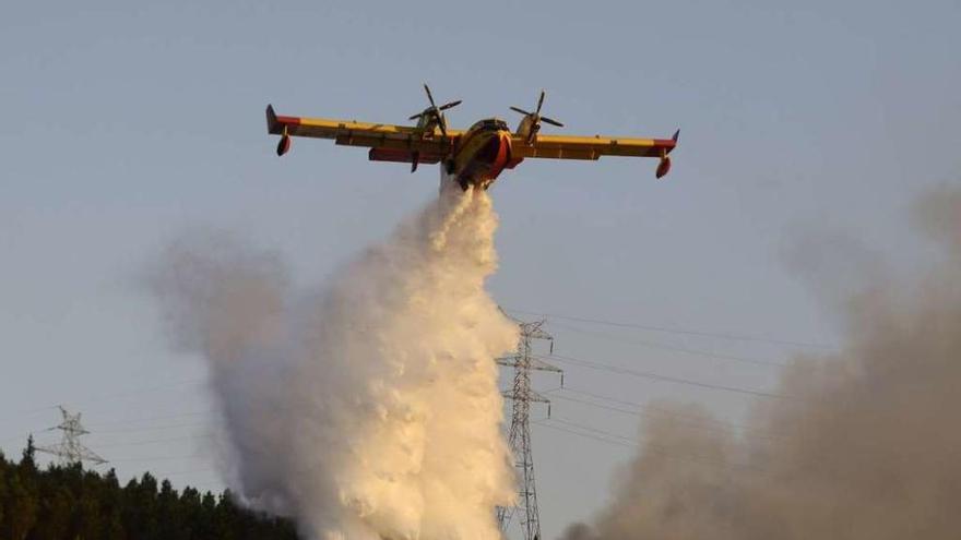 Un avión antiincendios trabajando en labores de extinción en la Ribeira Sacra.