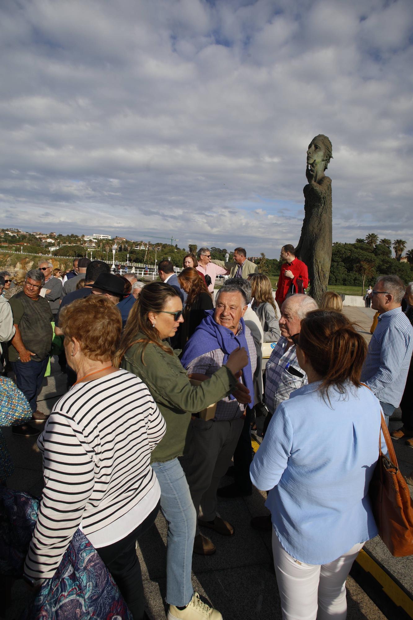 EN IMÁGENES:  Así fue el homenaje a los exiliados por la Guerra Civil y la posterior represión franquista organizado por los socialistas de Gijón junto a la estatua de "La Madre del Emigrante"