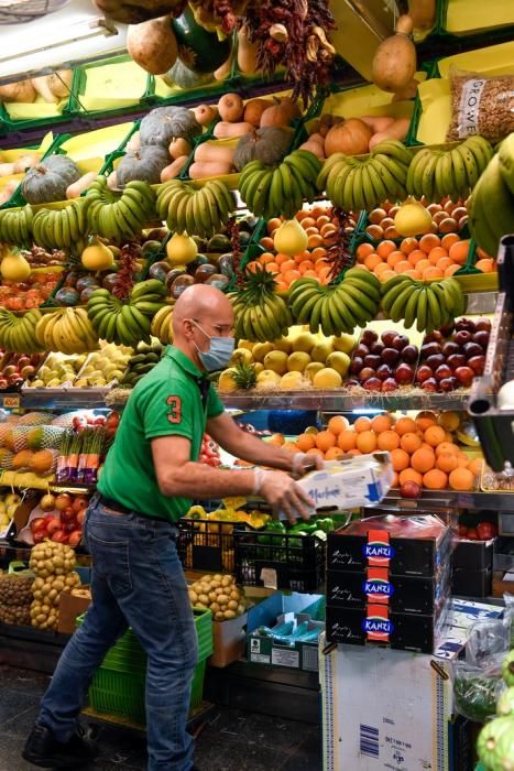 27-03-20  GRAN CANARIA.CIUDAD.  LAS PALMAS DE GRAN CANARIA. Fotos de lo bien abastecidos que están los mercados de frutas, verduras, carnes y pescados.  Fotos: Juan Castro.  | 27/03/2020 | Fotógrafo: Juan Carlos Castro