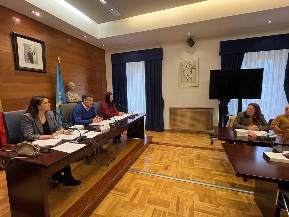 El alcalde, José Luis Fontaniella, explica los presupuestos. A la derecha, Carmen López.