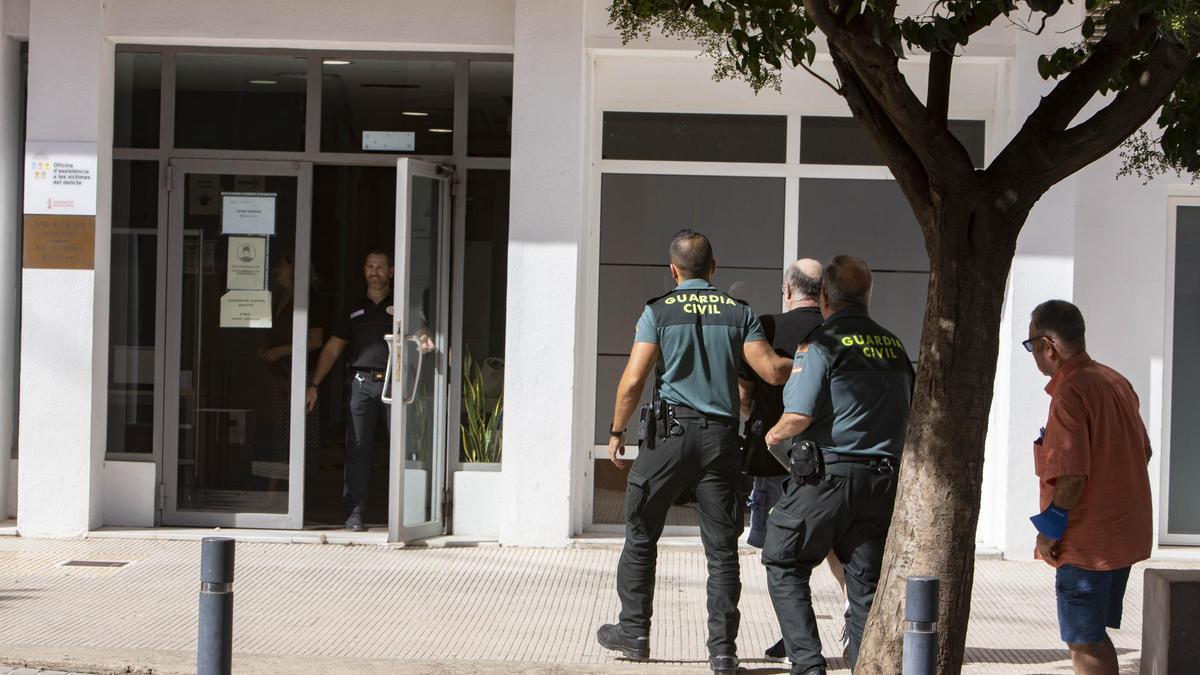 La guardia civil escolta a un detenido hasta el juzgado nº3 de Ontinyent, en una imagen de archivo.